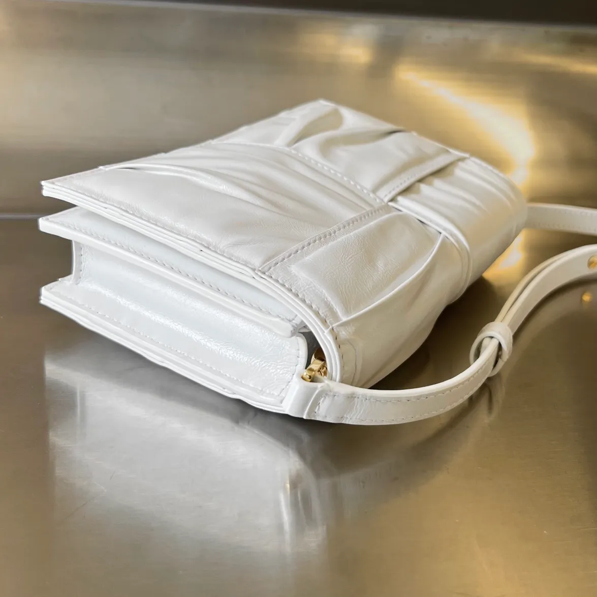 #Bv 2023 new cassette bag 🎈731243 The pleated bag shape is full of details ~ Made of waxed calfskin, soft and soft texture, both gloss and saturation. It has its own card slot and zipper design. Small cards can also be sorted. Very practical. The shoulder strap can be adjusted at will and can be worn on the shoulder/crossbody. The size is suitable for everyone. Size: 19x13.5x3.5 p1920
